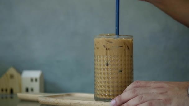 Mann Rührt Eiskaffee Mit Blauem Strohhalm Restaurant Nahaufnahme — Stockvideo
