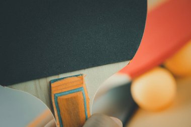 Elinde siyah masa tenisi raketi var. Kapat.