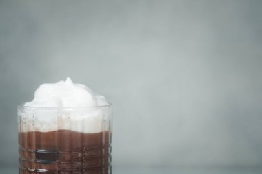 Süt köpüklü soğuk çikolata. Yaz içkisi kavramı.