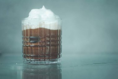 Süt köpüklü soğuk çikolata. Yaz içkisi kavramı.