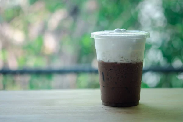 Iced Mocha Kopi Dalam Gelas Lepas Landas Dan Busa Susu — Stok Foto