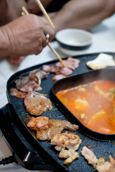 家庭での韓国のバーベキューグリル料理 韓国の牛肉のカット ローストビーフ 閉じろ — ストック写真