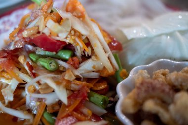 Papaya salatası veya Tay sokak gıda pazarı veya restoran Tayland satışa Papaya Pok Pok (Som tum)