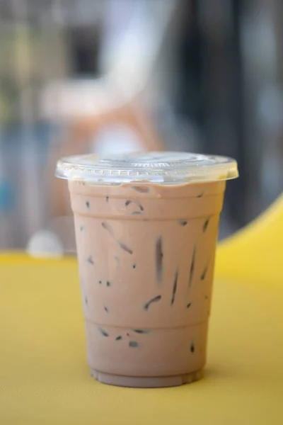 Koude Mocha Koffie Drinken Afhaalglas Gele Tafel — Stockfoto