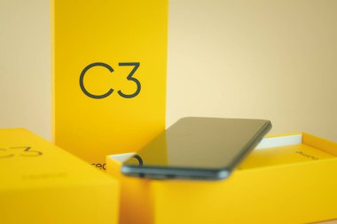 Samut Prakan, Tayland - 7 Temmuz 2020: Realme yeni akıllı telefon gerçekliği C3 giriş seviyesi Android akıllı telefonu