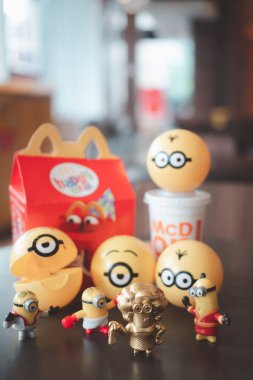 Samut Prakan, Tayland - 7 Temmuz 2020: McDonald fast food restoranından şirin Minion oyuncaklarının yeni tanıtımı