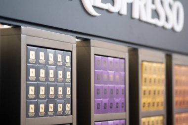 Samut Prakan, Tayland - 7 Temmuz 2020: Nespresso mağazasında çeşitli kahve kapsülleri. Çeşit çeşit. Nespresso makineleri kahve ve kahve kapsüllerinden kahve yapar.