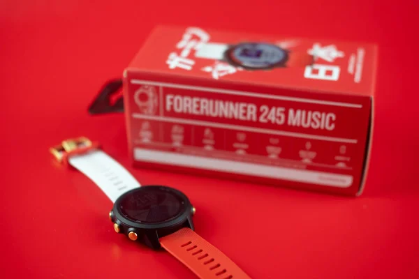 サムットプラカン 2020年7月7日 Garmin Foreunner 245 Japan Limited Red Background 排他的な時計 — ストック写真