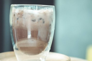 Kahve dükkanında çift taraflı duvar camlı buzlu kahve.