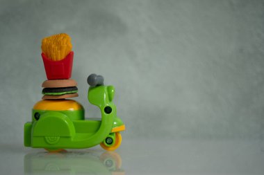 Yemek siparişi için motosikletle eve ekspres teslimat. İş ve gıda dağıtım hizmeti şehir konseptinde yaşam tarzıyla çevrimiçi