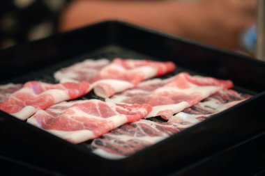 Shabu Shabu için hazırlanmış dilimlenmiş siyah Wagyu et tepsisini kapat.