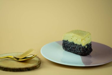 Tabaktaki siyah pilavın üzerine tatlı yumurta kreması. Tayland Tatlısı.