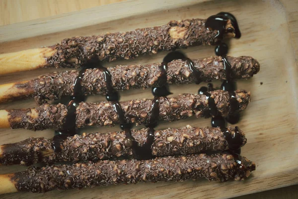 Chocolate Crujiente Cubierto Paja Dulce Con Aplastamiento Almendras Bandeja Madera — Foto de Stock