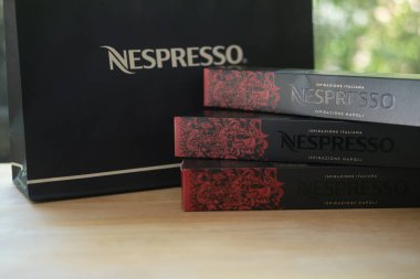 Samut Prakan, Tayland - 11 Temmuz 2020: Nespresso kahve kapsülleri. Nespresso aromalı Ispirazione Napoli kahvesi.