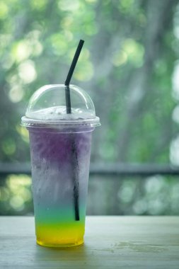Tropikal içecek ve italyan gazozu ferahlatıcı içeceklerdir. Gökkuşağı renkli içecekler
