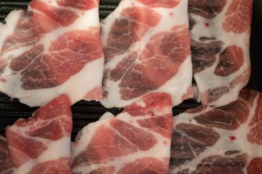 Shabu Shabu için hazırlanmış dilimlenmiş siyah Wagyu et tepsisini kapat.