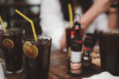 Buzlu ve limonlu meşrubat. İçi cam dilimli.