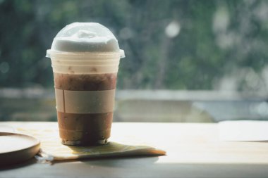 Sabahları ahşap masada buzlu kahve içerim.