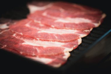 Shabu Shabu için hazırlanmış dilimlenmiş siyah Wagyu et tepsisini kapat.