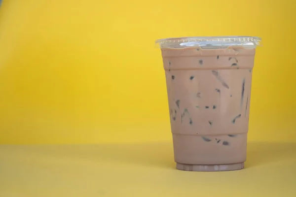 Kaltes Mokka Kaffeegetränk Take Away Glas Auf Gelbem Hintergrund — Stockfoto