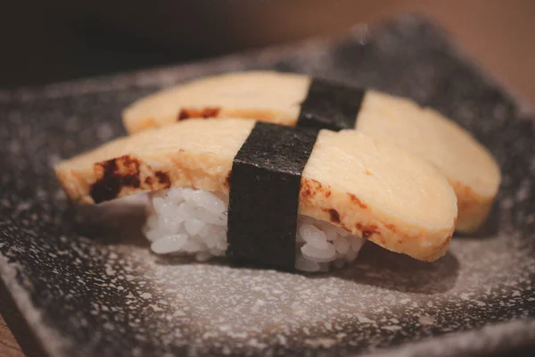Jajko Sushi Tamago Zawiniętym Nori Jedzenie Japońskie — Zdjęcie stockowe