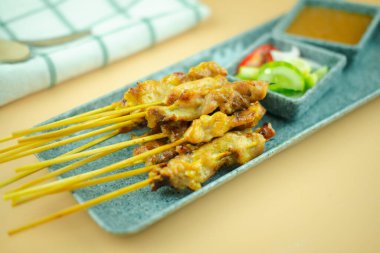 Fıstık soslu ızgara domuz eti veya tatlı ve ekşi sos (moo satay)