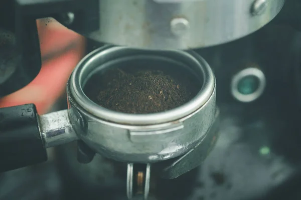 Verse Koffie Vermalen Een Sabotage Klaar Een Koffie Maken Sluiten — Stockfoto