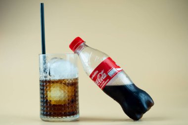 Samut Prakan, Tayland - 14 Temmuz 2020: Coca Cola ve cam, tüm dünyada ve Tayland 'da popüler olan bir içecek