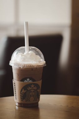 Bangkok, Tayland - 14 Temmuz 2020: Starbucks 'taki kahve dükkanının kremşantili dondurması ABD kökenli.
