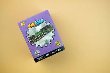 Samut Prakan, Tayland - 14 Temmuz 2020: LOZ Creator in box 'dan (sınırlı sayıda üretilmiş) yeni oyuncak Thai klasik treni)