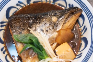 Somon balığı kafası Japon usulü tatlı soslu ve sebzeli. Japon gıda konsepti