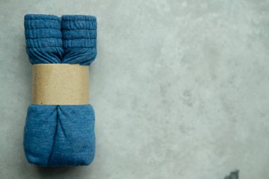 Kahverengi kağıt etiketli erkek iç çamaşırları. Üst görünüm