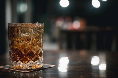 Masada buzlu kristal bardak viski..