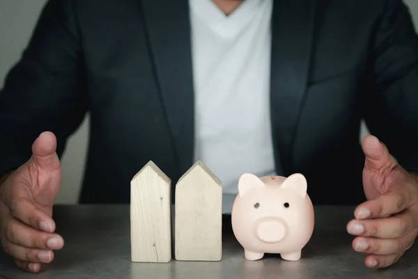 Zakenman Draagt Een Zwart Pak Verzekering Spaarpot Het Huis Hand — Stockfoto