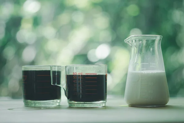 Zwei Schuss Heißer Schwarzer Kaffee Und Frische Milch Auf Holztisch — Stockfoto