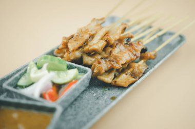 Fıstık soslu domuz eti ya da ekşi soslu Tayland yemeği.