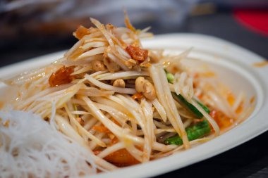 Som tum Thai veya yeşil papaya salatası.