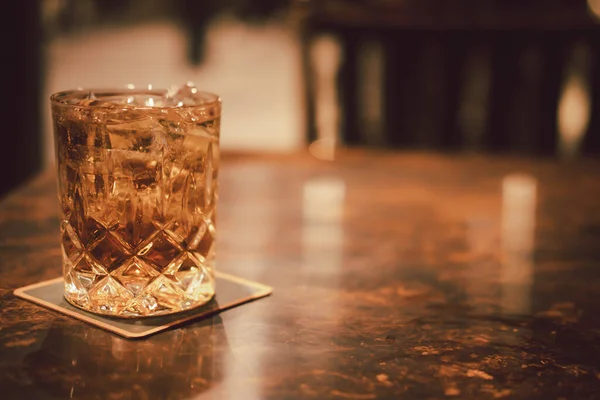 Verre Cristal Whisky Avec Glace Sur Table — Photo