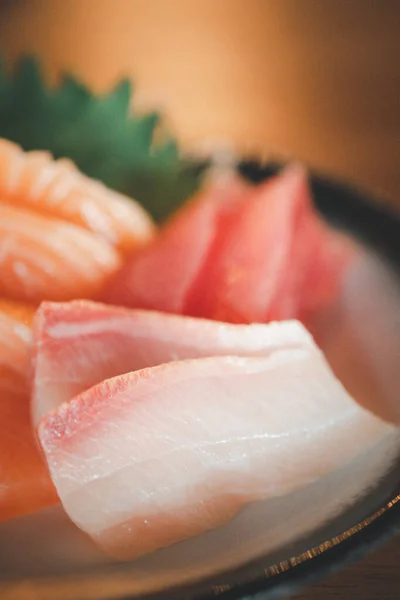 Φρέσκο Ψάρι Σασίμι Πολύχρωμο Και Νόστιμο Σετ Γιαπωνέζικου Σασίμι — Φωτογραφία Αρχείου