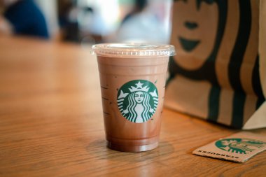 Samut Prakan, Tayland - 20 Temmuz 2020: Mega Bangnashopping alışveriş merkezindeki Starbuck mağazasında bir bardak buzlu kahve servis edildi
