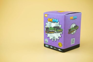 Samut Prakan, Tayland - 20 Temmuz 2020: LOZ Creator 'dan (sınırlı sayıda üretilmiş) yeni oyuncak Thai klasik treni)