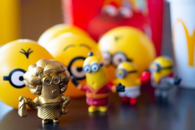 Samut Prakan, Tayland - 20 Temmuz 2020: Mutlu Yemek Koleksiyonu McDonalds 'tan Şirin Minyon' un kapsülde yeni terfileri. Nadir bulunan altın rengi.