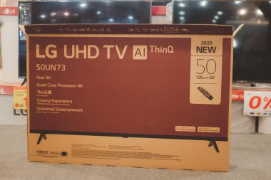 Samut Prakan, Tayland - 20 Temmuz 2020: LG 'den 2020' de çıkan yeni televizyon LG UHD TV AI ThinQ 'nun bir maketi.
