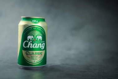 Samut Prakan, Tayland - 20 Temmuz 2020: Tayland 'ın en büyük ve Güneydoğu Asya' nın en büyük içecek şirketlerinden biri olan Tayvan birası