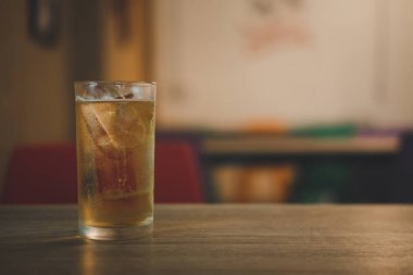 Ahşap masada bir bardak bira. Kapat.