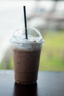 Sütlü buzlu moka kahvesi. Plastik bardakta.