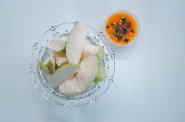 Tatlı soslu Guava meyvesi dilimi lezzetli bir menüdür. Tayland usulü aperatif ev yapımı.