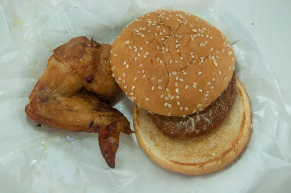 전형적 돼지고기 햄버거와 포장지에 닭고기 — 스톡 사진