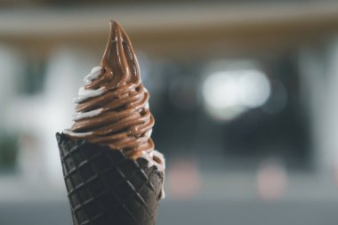 Çikolata külahında karışık kremalı el ele tutuşmak.