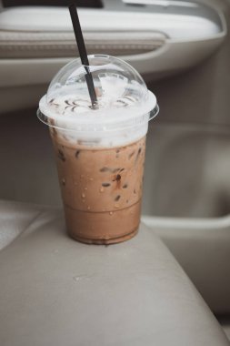 Tek kullanımlık buzlu kahve. Mocha arabada, yolculuk zamanında.